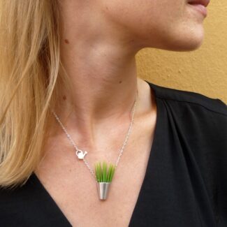 Collier herbe et arrosoir