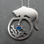 collier chat corail et poisson bleu argent rhodié