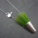 Collier herbe et arrosoir