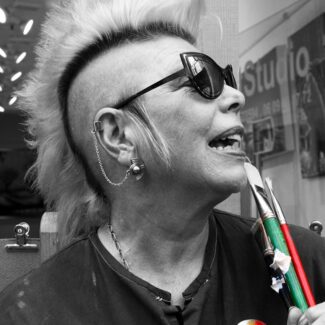 Broche palette de peintre en Argent rhodié* et résine.