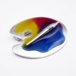 Broche palette de peintre en Argent rhodié* et résine.