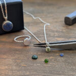 Etabli et bijoux photo carrée