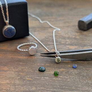 Etabli et bijoux photo carrée